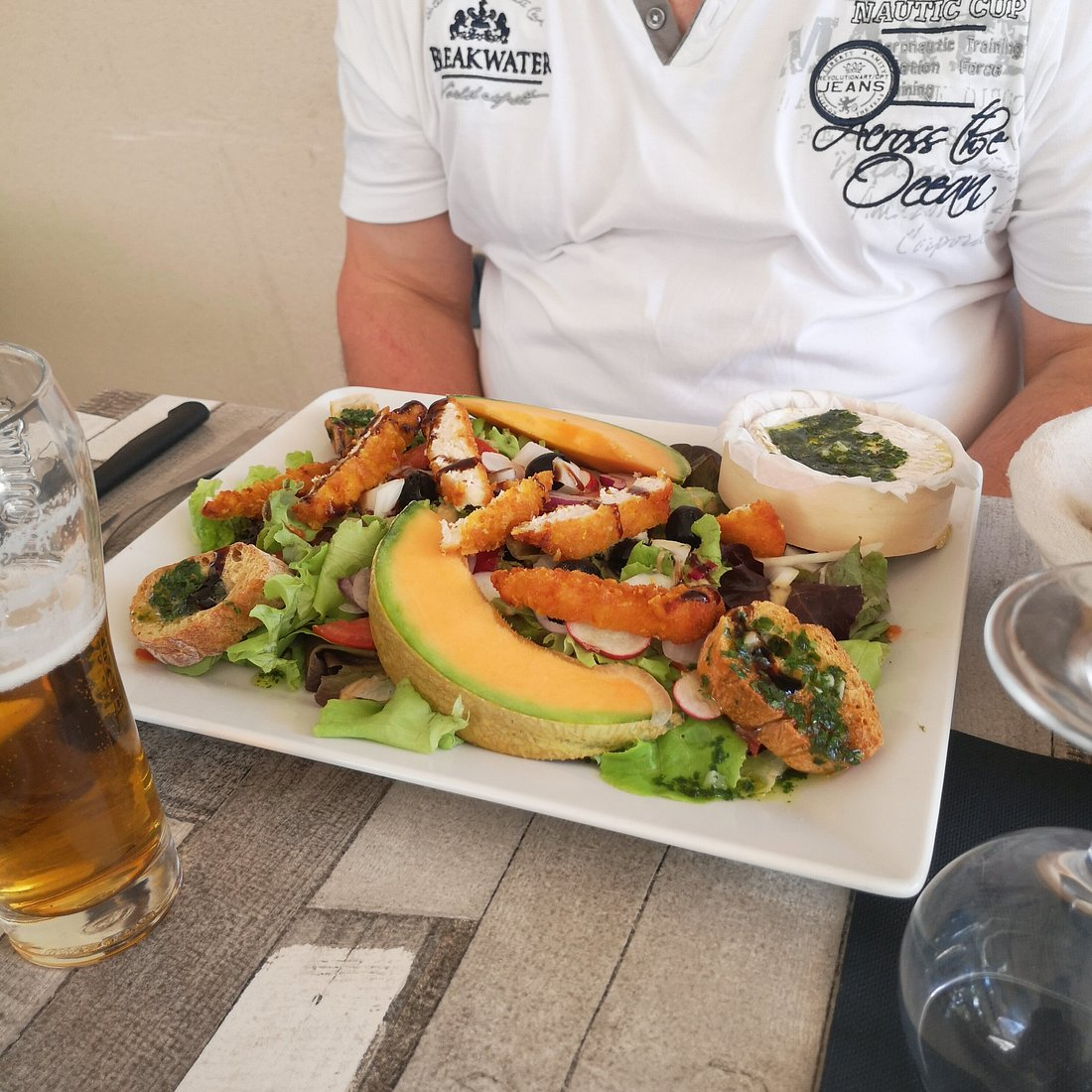 Grande assiette servie au restaurant Chez Tony