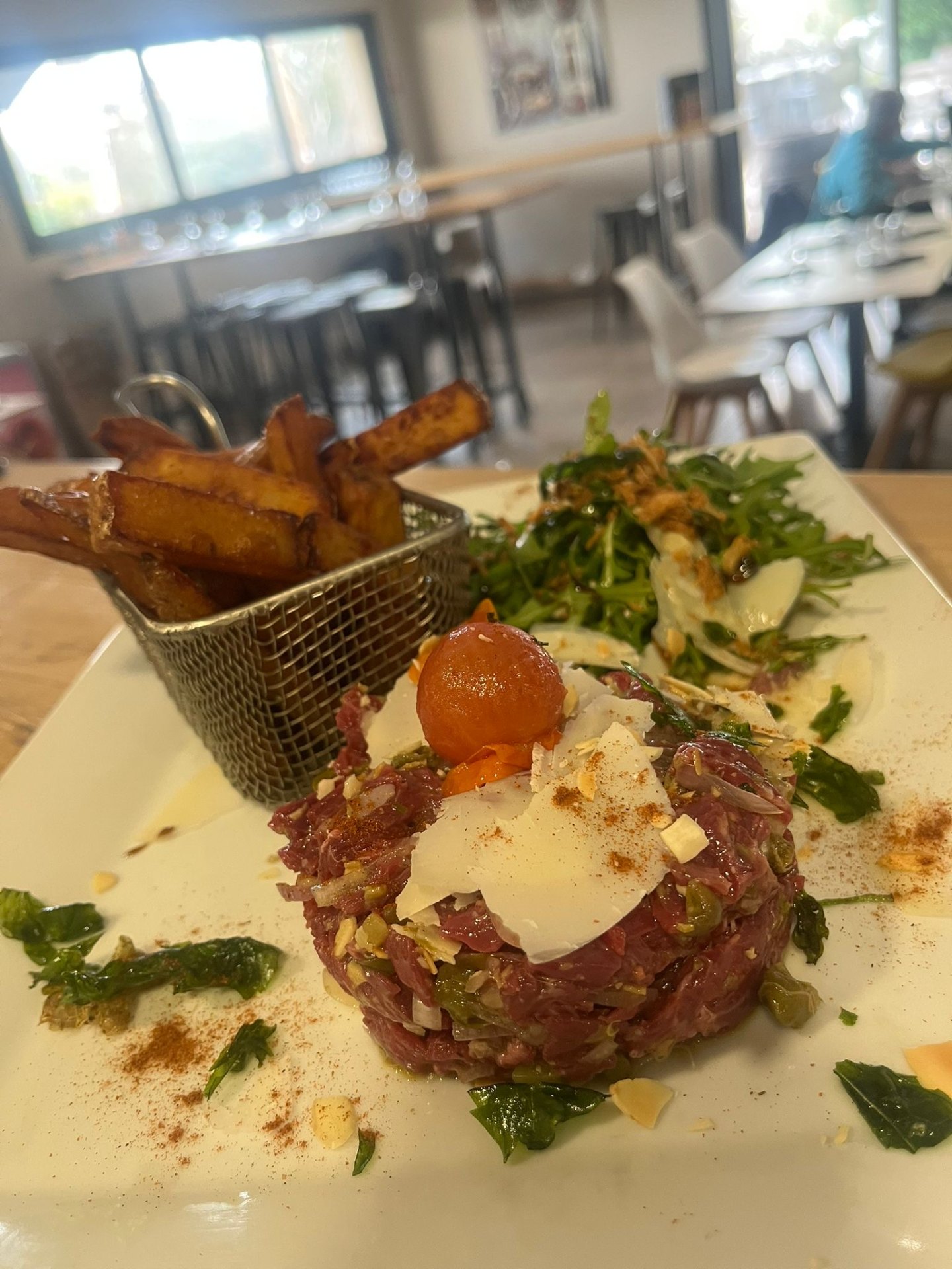 Tartare de bœuf, frites maison et roquette