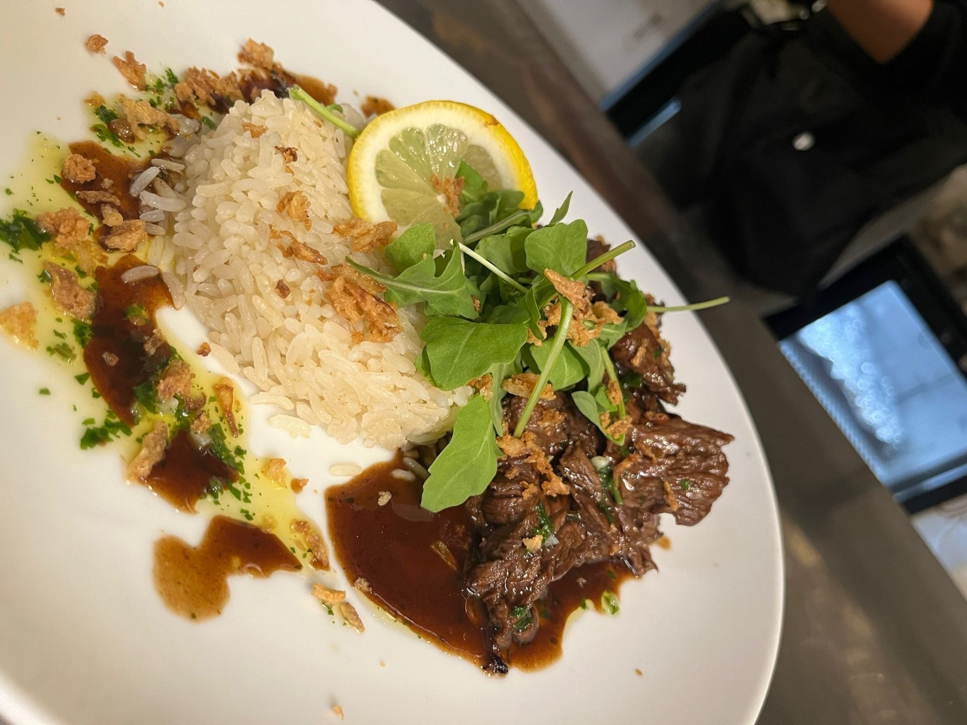 Émincé de bœuf sauce, riz et oignons frits
